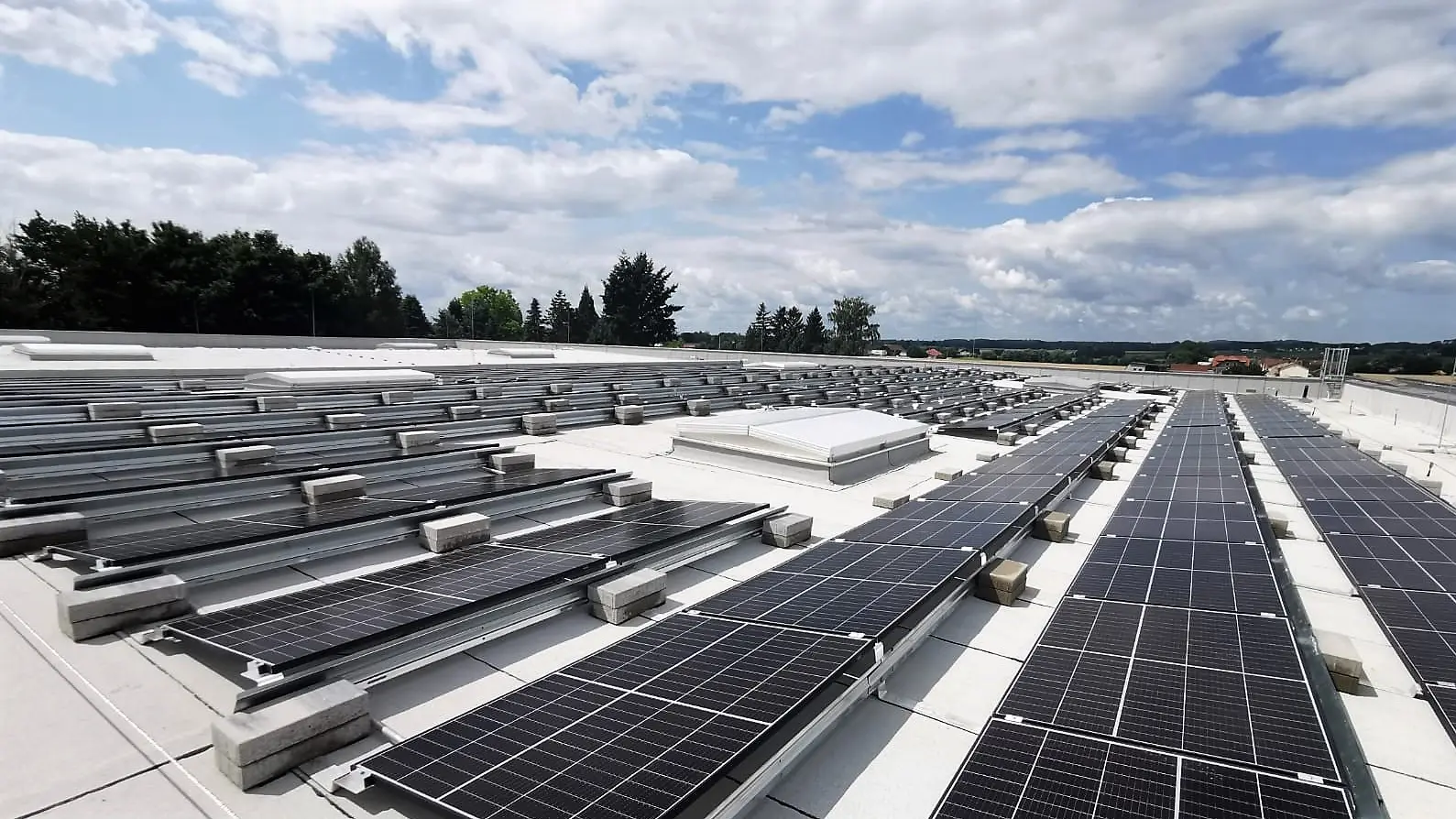 Photovoltaik-Anlage auf dem ISTAC Dach